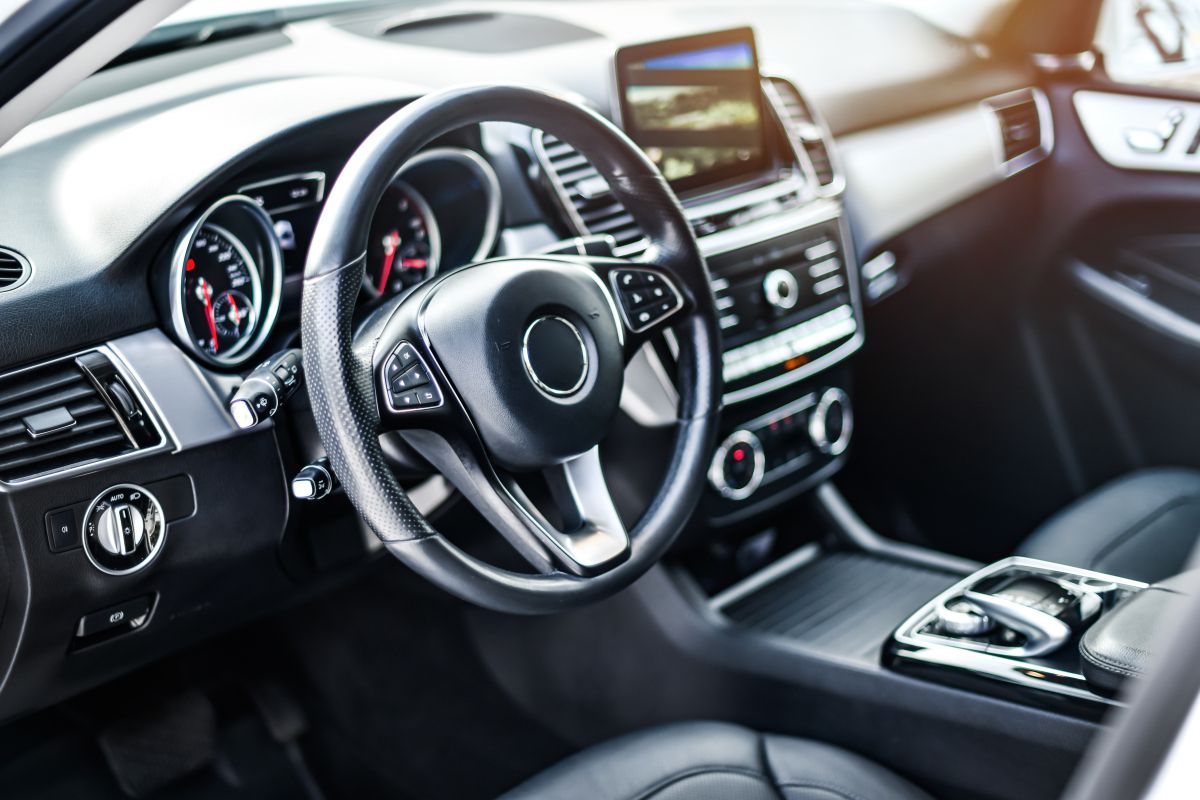 In-car technology makes things easier. Or does it? ・  Photo by Adobe Stock