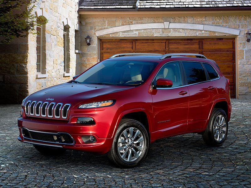 2017 Jeep Cherokee Overland exterior front angle ・  Photo by Fiat Chrysler Automobiles 