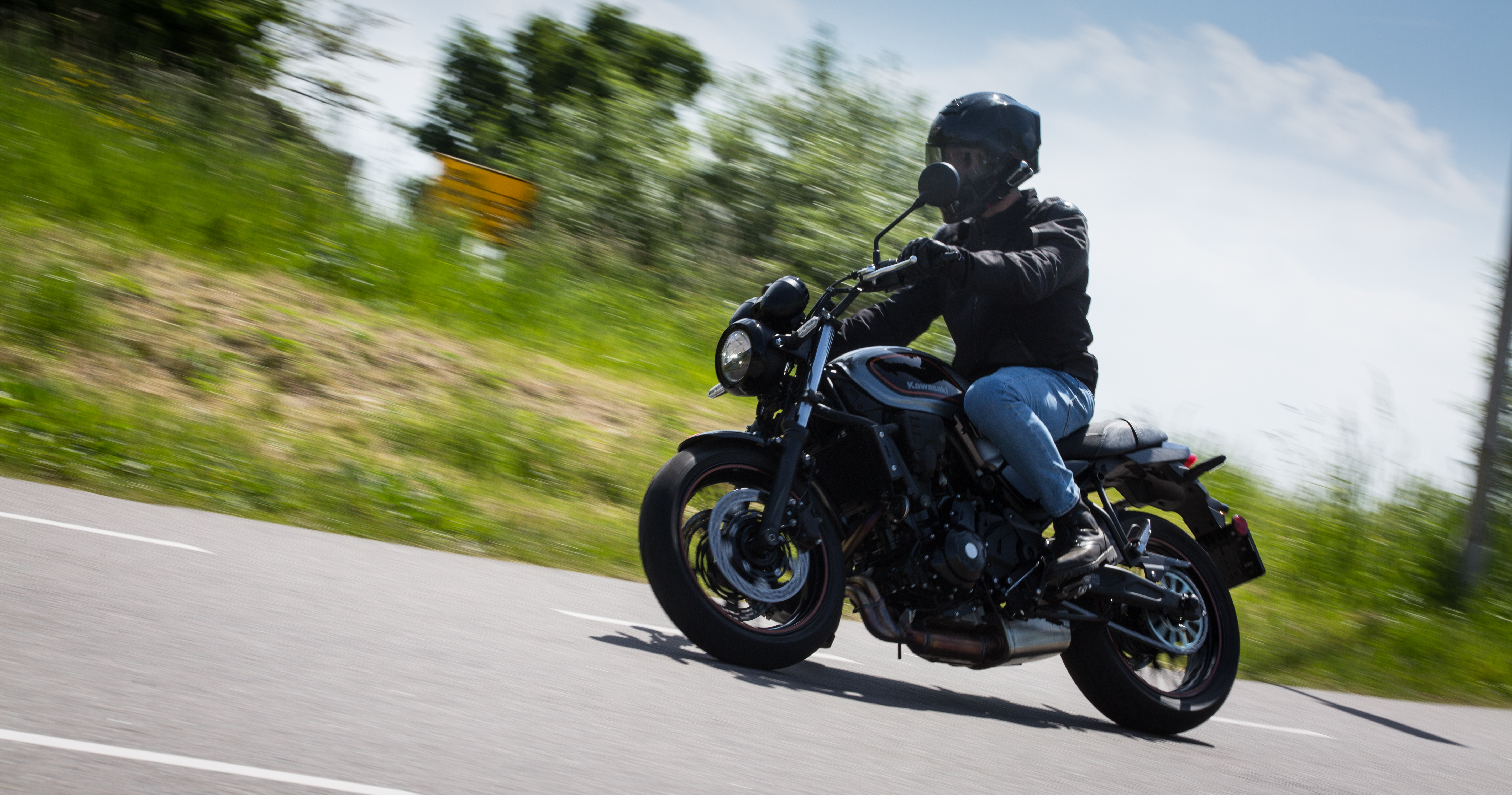 Kawasaki Z650RS in actie