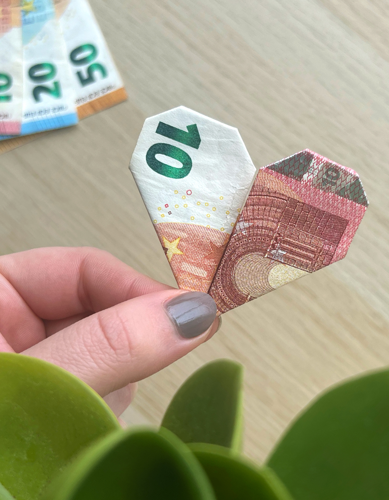 DIY: Geld-Origami – Falte ein Herz aus einem Geldschein