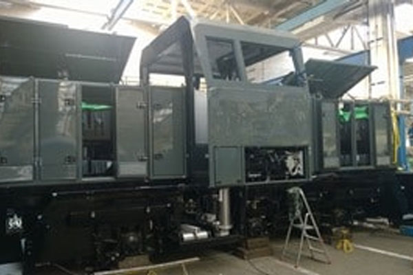 Prowadnice aluminiowe ułatwiające dostęp do ciężkiego sprzętu w pociągu