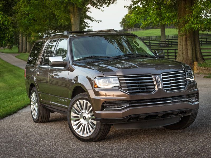 2016 Lincoln Navigator front angle view ・  Photo by Lincoln 