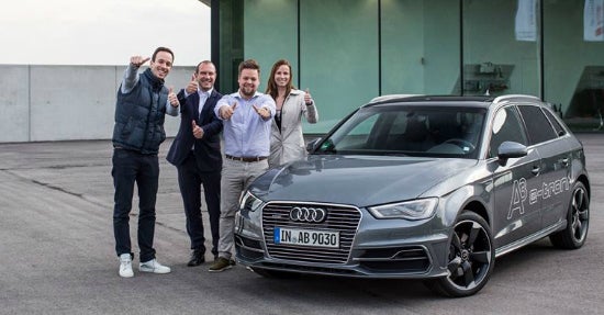 Philipp Westermeyer (l.) und Jasper Ramm (2. v. l.) mit Thomas Müller (Leiter Digitales Marketing Deutschland) und Jessica Höpfl (Digitales Marketing) von Audi und dem neuen Rockstars-e-tron.
