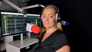 Eva Piorko moderiert beim AidaRadio.