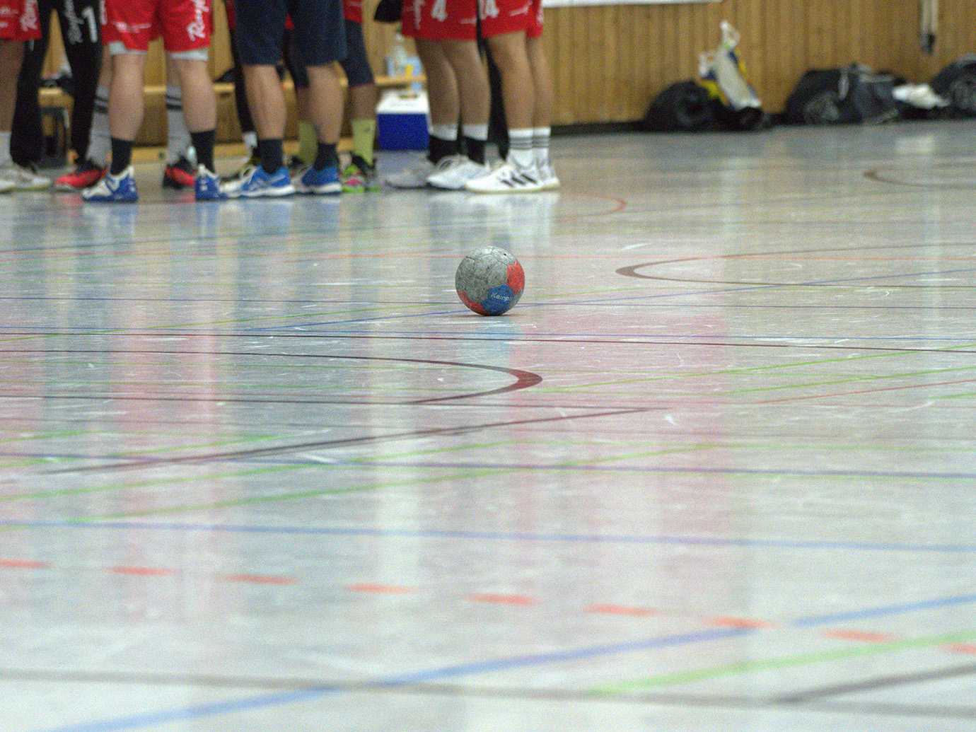 Ein Handball liegt auf dem Hallenboden.