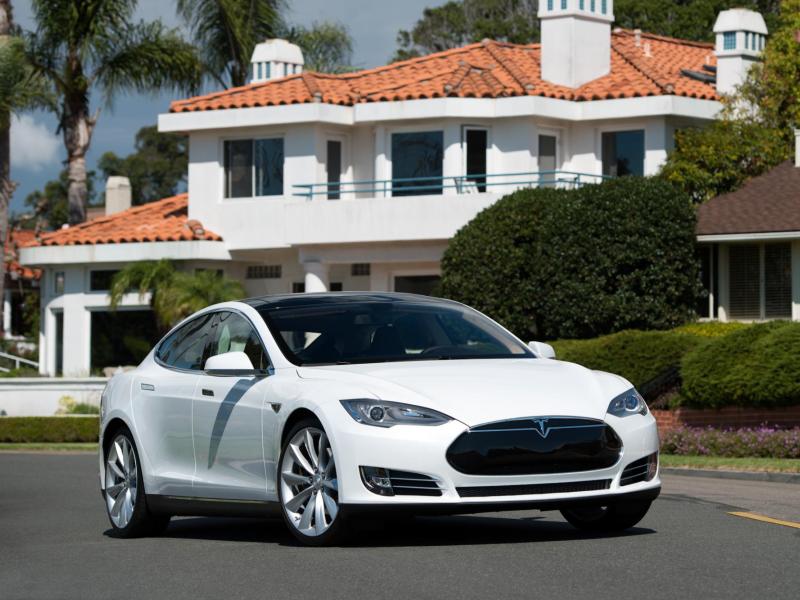 2015 Tesla Model S ・  Photo by Tesla Media