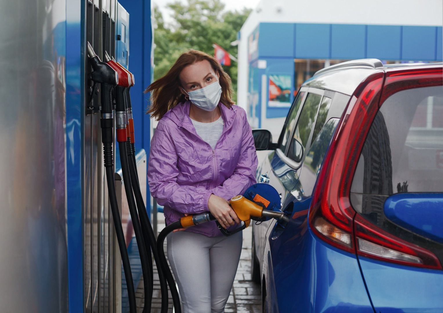 Wear a mask while refueling during Covid-19 times ・  Photo by Alya - stock.adobe.com