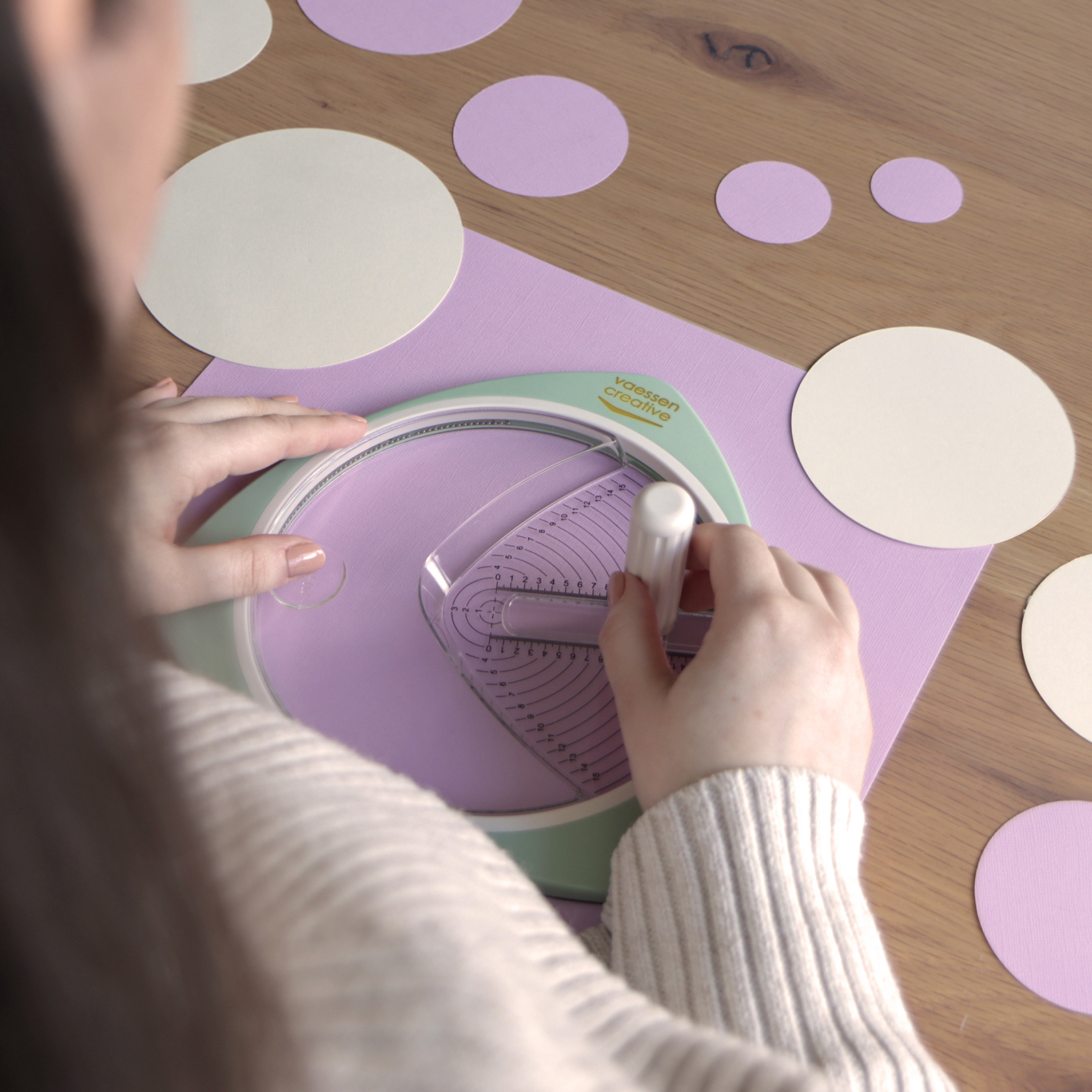 #vaessencreative #craftedtosmile #artsandcrafts #papercrafts #paperlove #florence #cardstock #scrapbooking #diy #doityourself #creative #cardmaking #crafting #papercreations #paperinspirations #papercraftingaddict #papercraftingideas #papercraftingsupplies #papercraftsaddict #papercrafts #papercraftslove #papercraftideas #paperdiy #circlecutter #cirkelsnijder #crafttools #papercircles