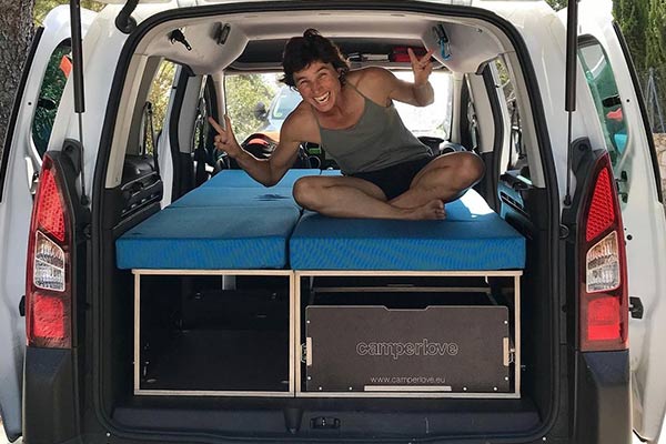 Un kit qui transforme le coffre d'une voiture en camping car