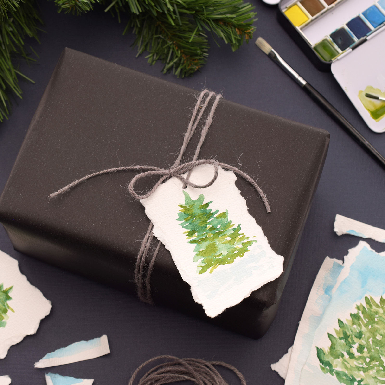 Giftwrapping voor Kerst met Aquarel Gift tag