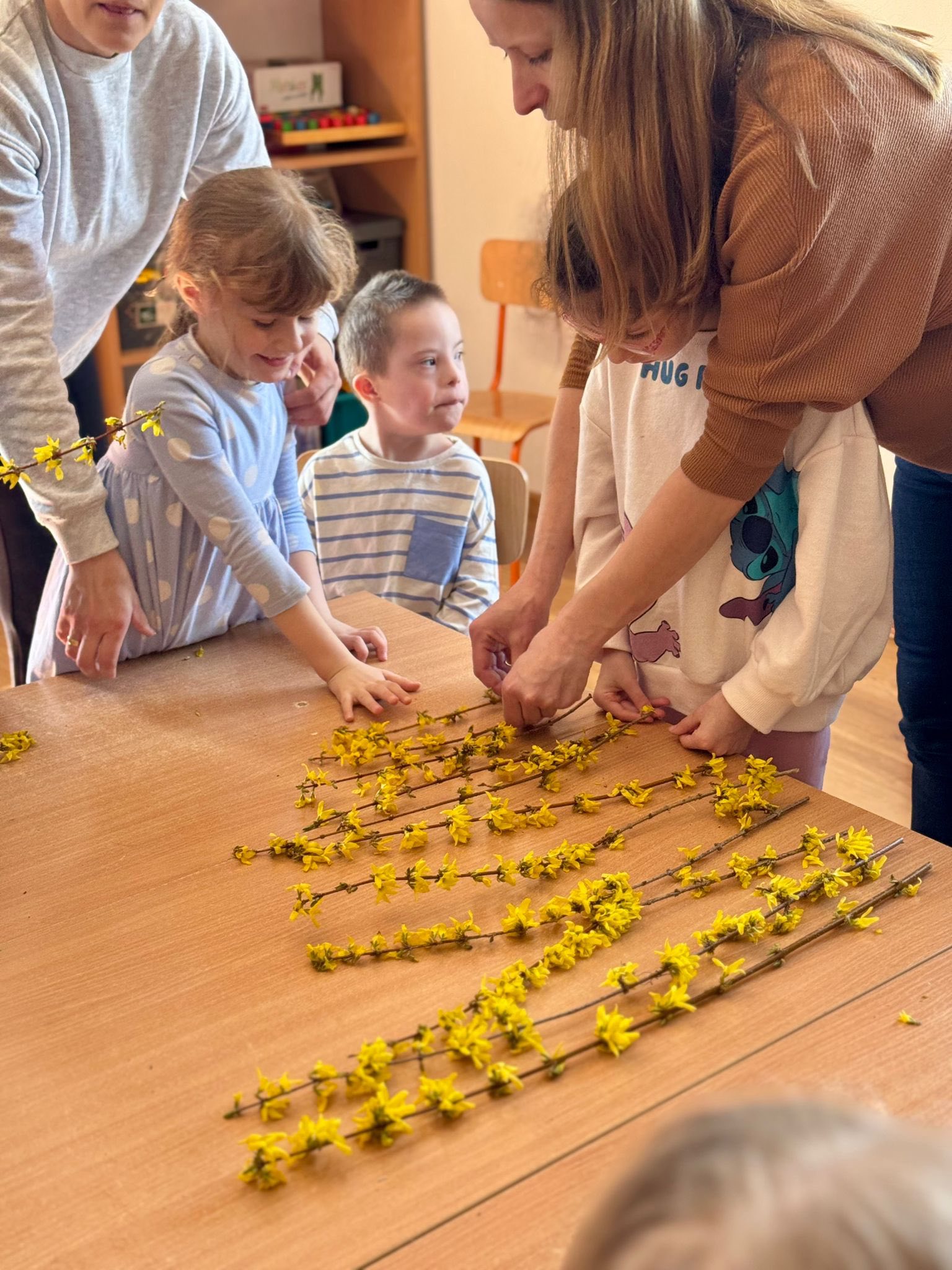 Rosnę z matematyką | Dzieci porównują długość gałązek forsycji.jpg