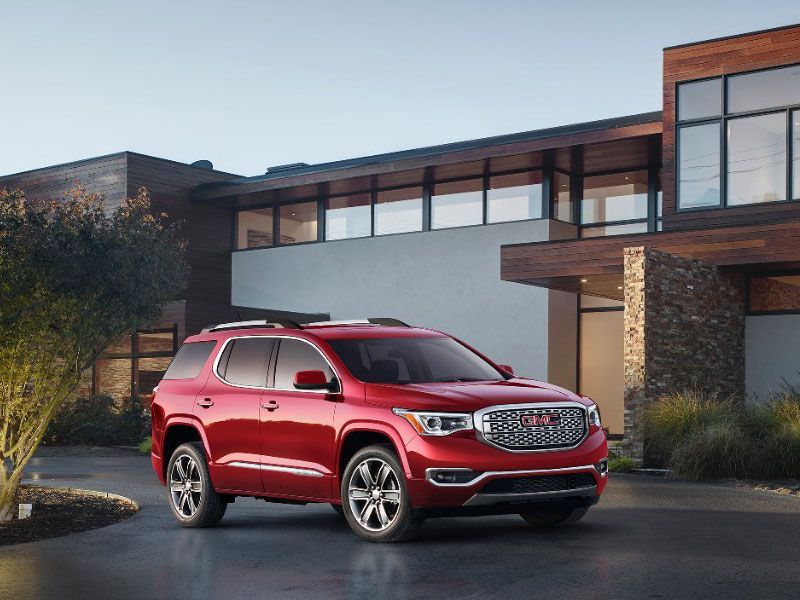 2017 GMC Acadia frontangle ・  Photo by General Motors