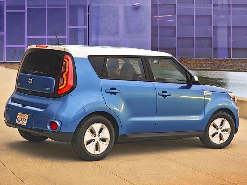 2016 Kia Soul EV rear angle view ・  Photo by Kia 