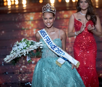 Indira Ampiot, Miss France 2023, et le bouquet de Charline Pritscaloff - Ⓒ SIPA PRESS / Pierre Villard, Couronne : Mauboussin, Coiffure : Saint Algue, Maquillage : Sothys, Robe : Sima Couture Paris, bouquet : F.F.A.F Fédération Française des Artisans Fleuristes.