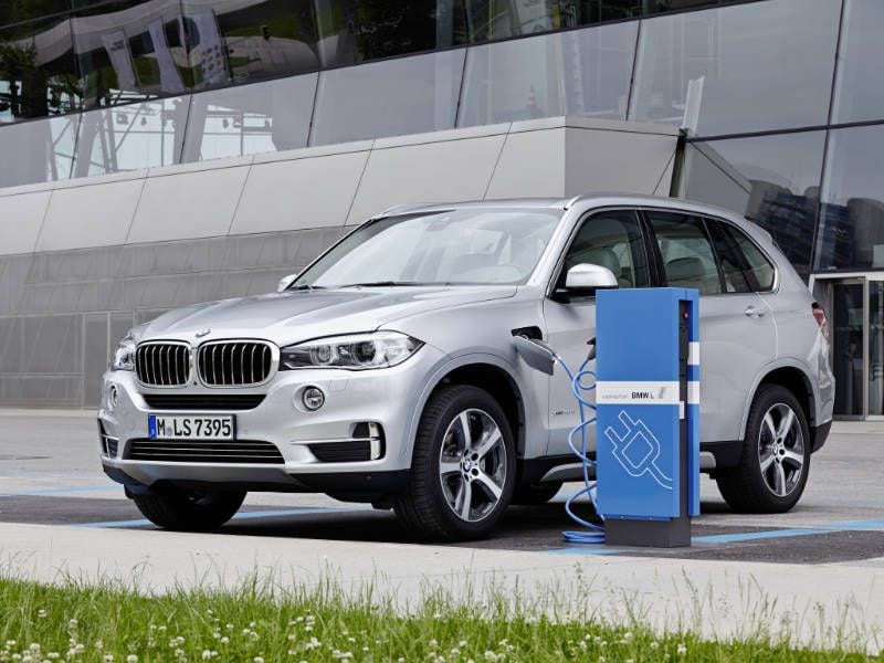 2018 BMW X5 edrive front three quarter plugged in hero ・  Photo by BMW 