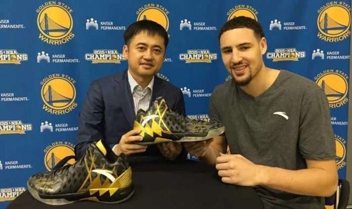 Anta-Sports-Gründer mit Klay Thompson