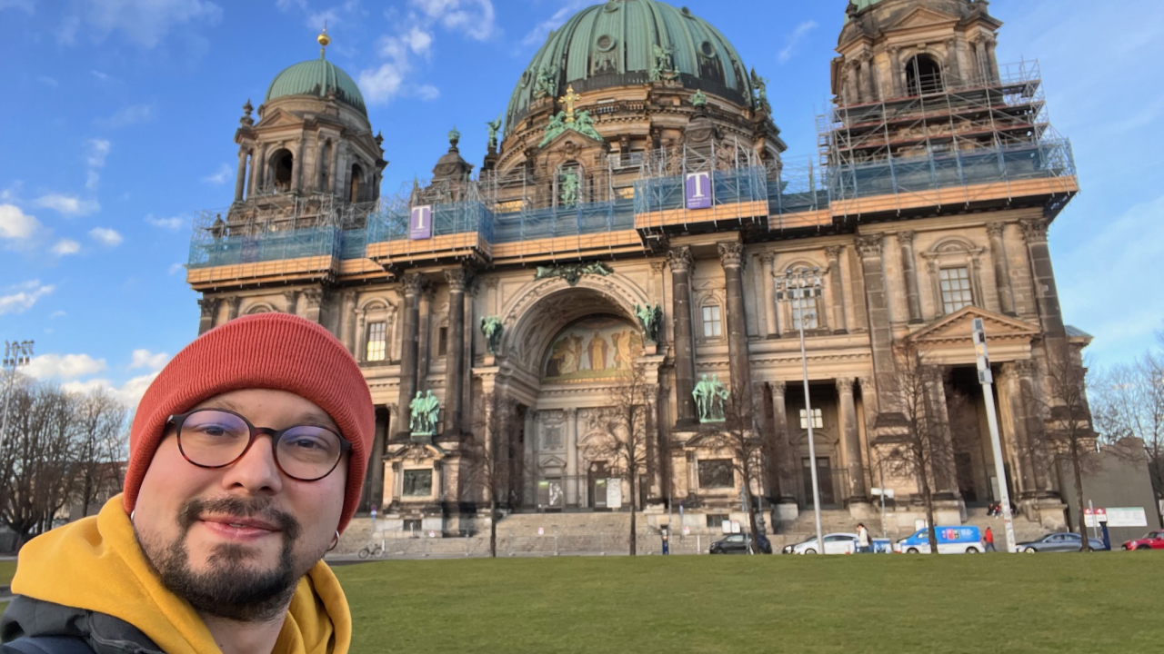 Berliner Dom önünde soğuk ama güneşli bir kış günü