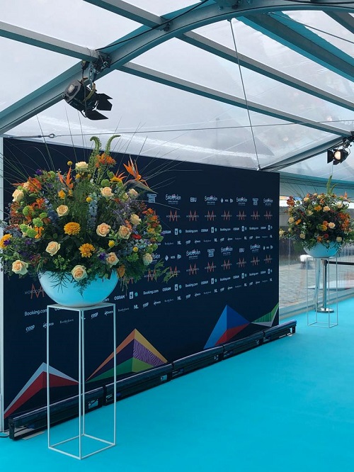 Le tapis turquoise et les bouquets. Concours Eurovision 2021 à Rotterdam (Pays-Bas)