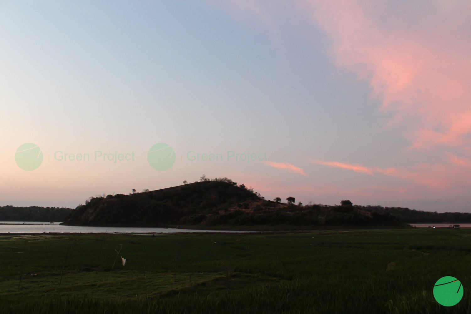 matahari terbenam di danau setu patok - 1.jpg