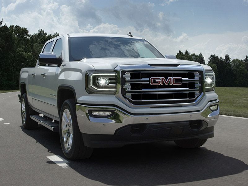 2017 GMC Sierra SLT exterior front angle ・  Photo by General Motors