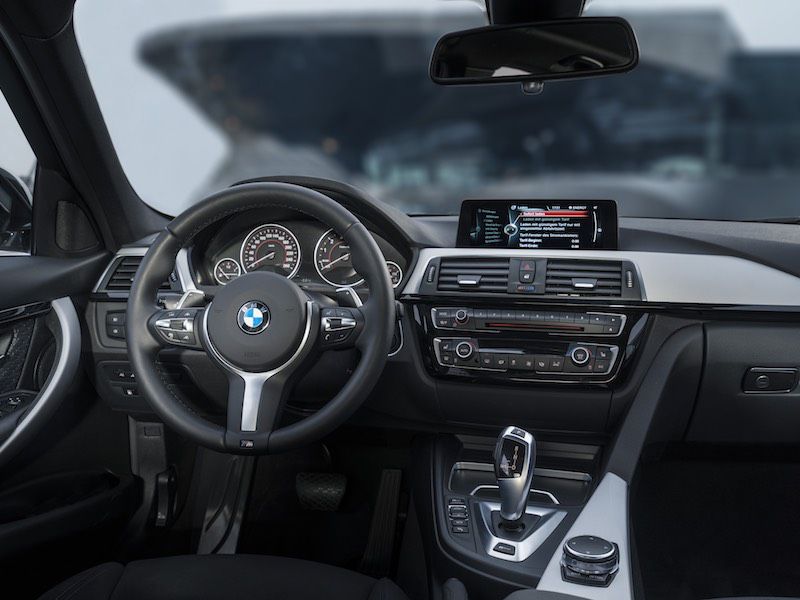 2017 BMW 3 Series centerstack ・  Photo by BMW Media