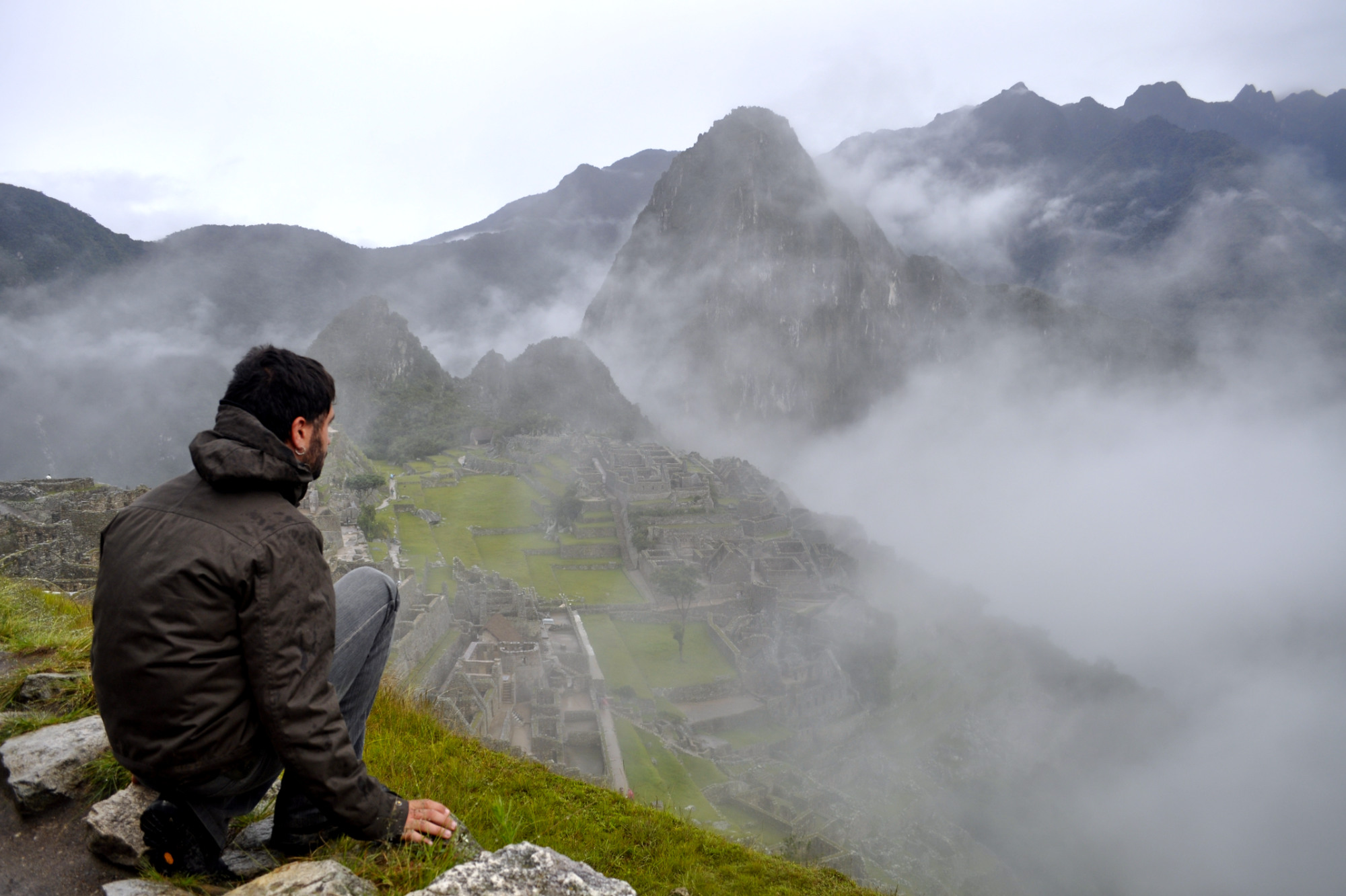 visitante-machu-picchu-neblina-nubes-full.jpg