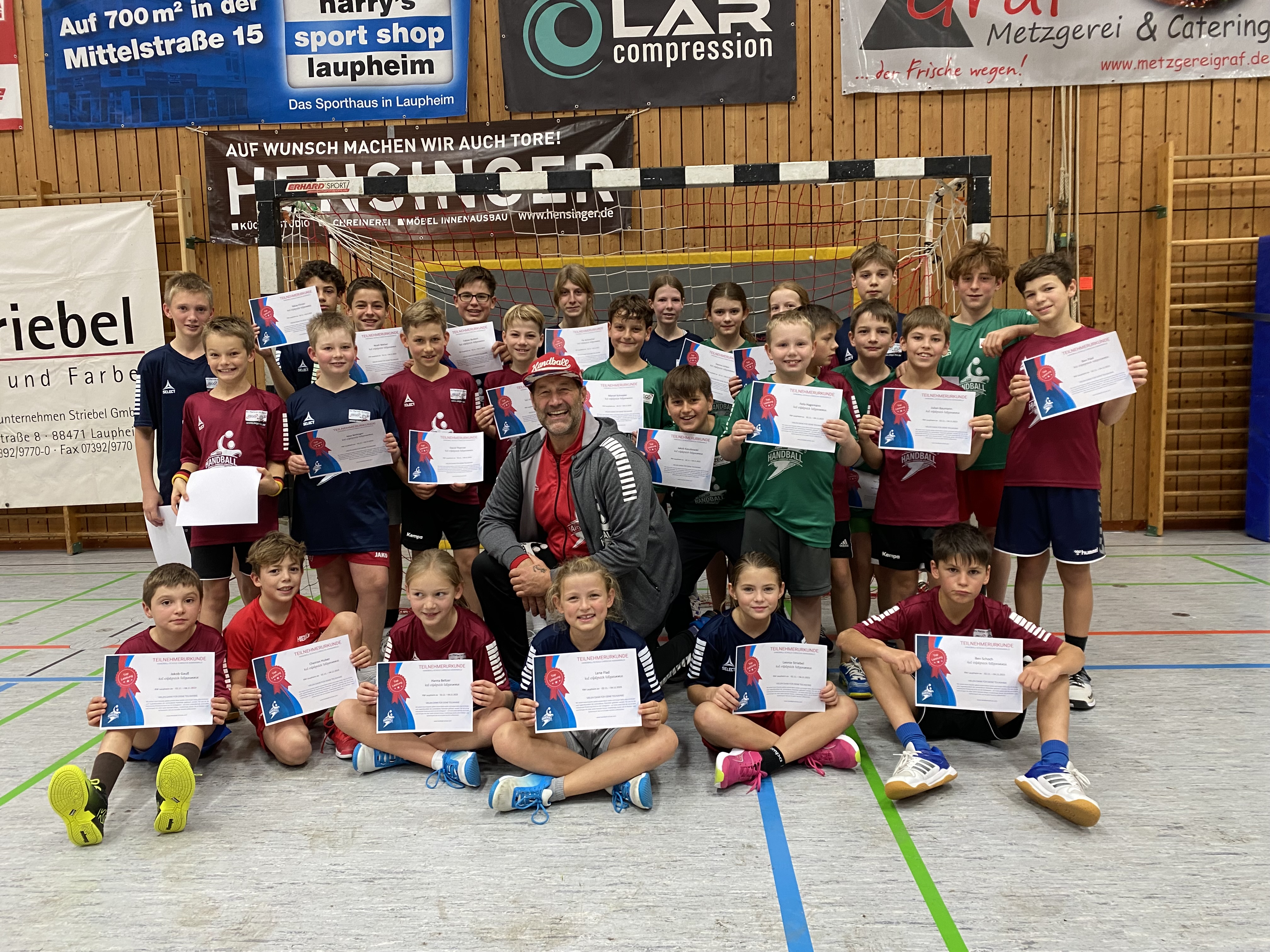 Gruppenbild der Kinder, die teilgenommen haben,  mit Chrischa Hannawald.