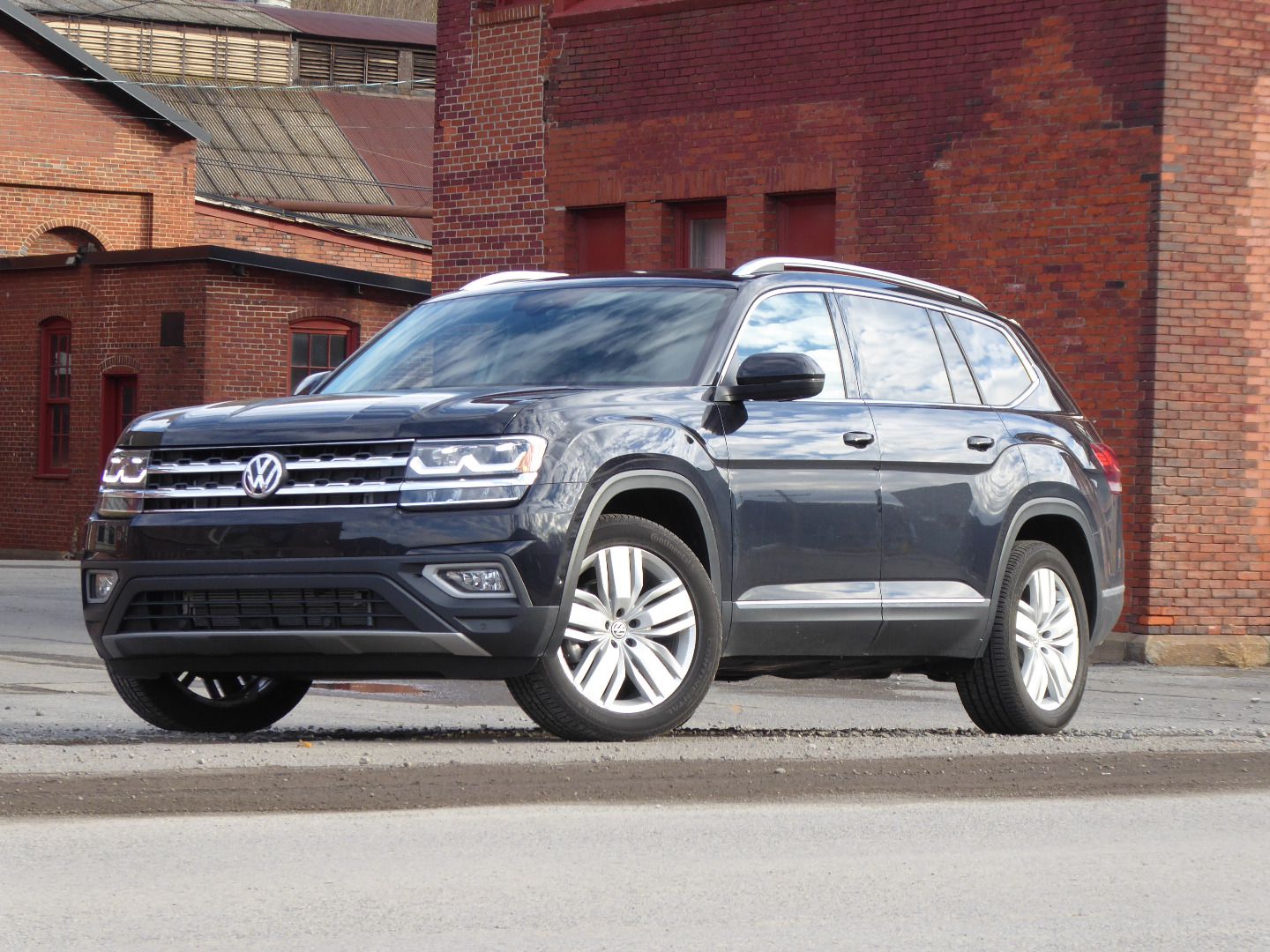 2020 Volkswagen Atlas by Ron Sessions exterior front angle ・  Photo by Ron Sessions