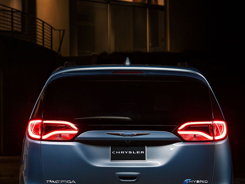 2017 Chrysler Pacifica hybrid rear view ・  Photo by Fiat Chrysler Automobiles 