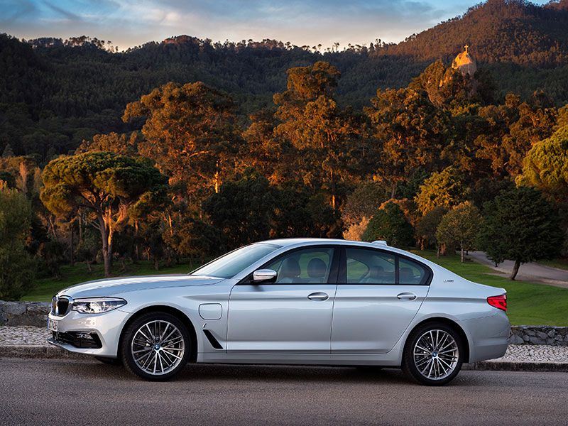 2017 BMW 530e iperformane exterior profile ・  Photo by BMW 