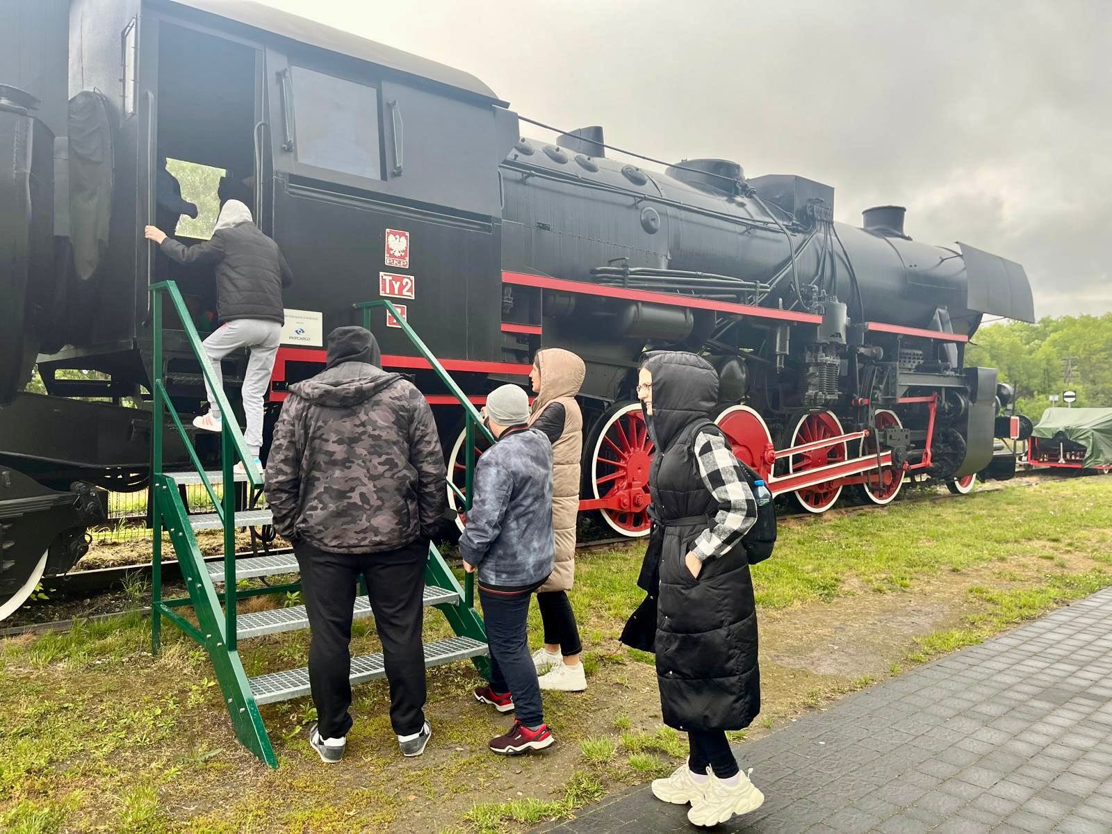 Weekendowym treningu samodzielności w plenerze | Uczniowie wchodzą do piciągu.jpg