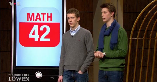 Die Math42-Gründer Raphael (links) und Maxim Nitsche in der Sendung „Die Höhle der Löwen“ auf Vox. 
