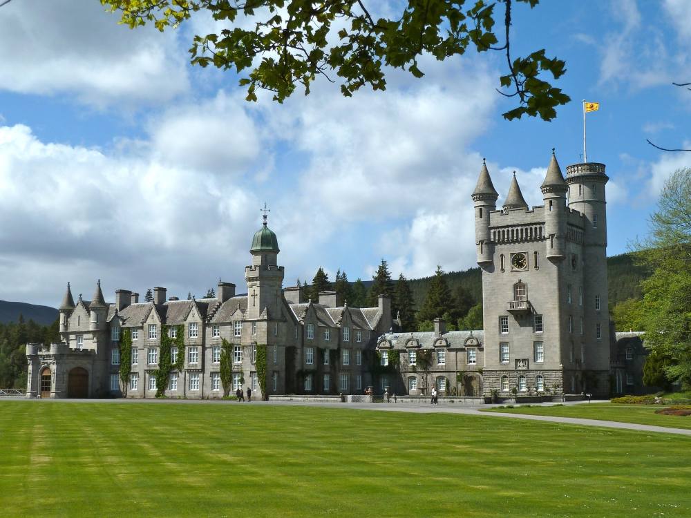 balmoral-castle-gf879bb042_1920 (1).jpg