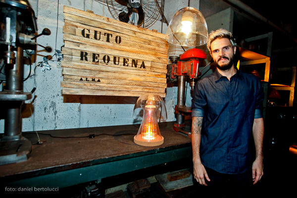 Guto Requena e as luminárias Alma