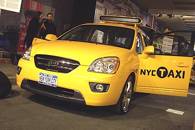 2007 Kia Rondo Taxi Concept ・  Photo by Kia Media