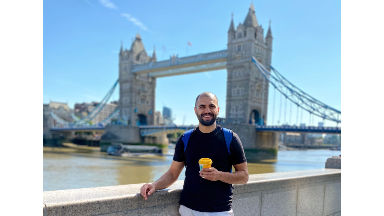 Tower Bridge'e nazır kahve.