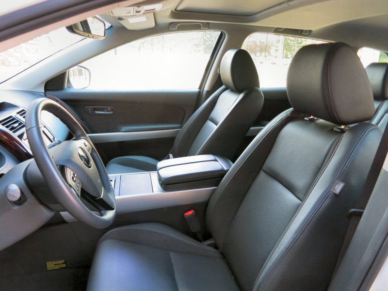 2015 Mazda CX-9 front seats ・  Photo by Benjamin Hunting