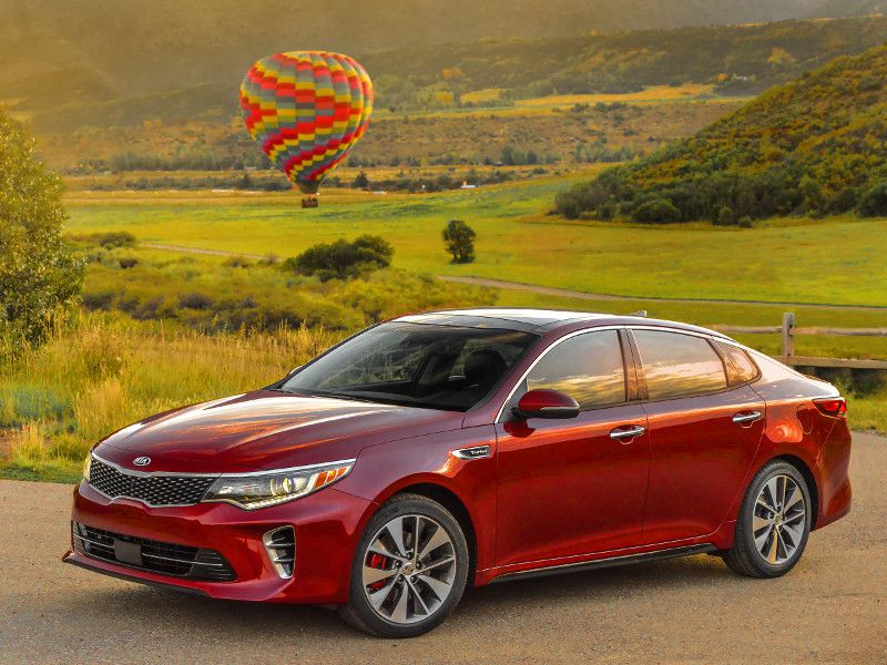 2018 KIA Optima red side ・  Photo by Kia 