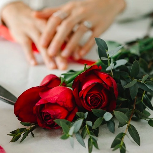 holding hands with red roses.jfif