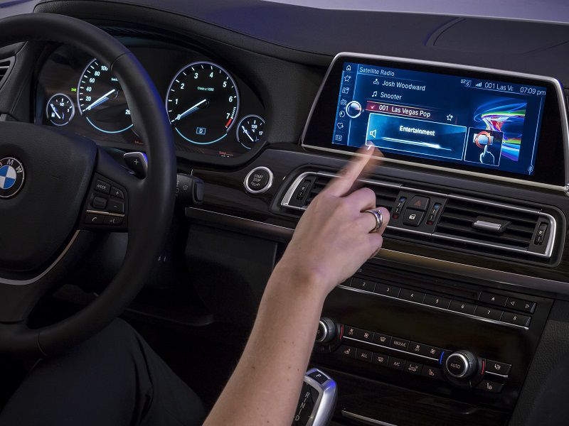 BMW Gesture Control Finger Volume iDrive ・  Photo by BMW 