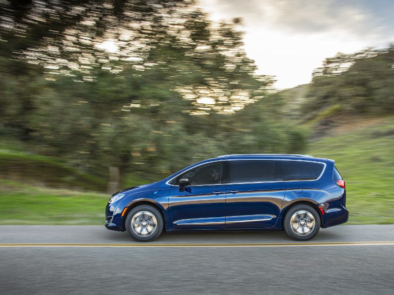 2018 Chrysler Pacifica Hybrid profile ・  Photo by Chrysler 