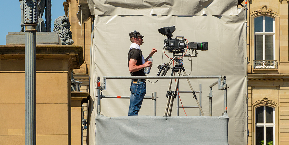 EP WIDE-camera person filming outdoor set