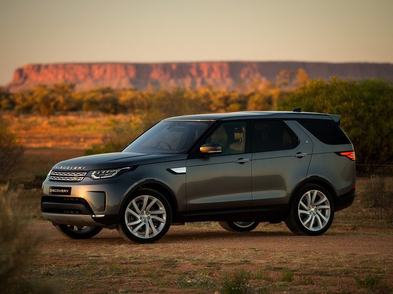 2020 Land Rover Discovery Front Three Quarter ・  Photo by Land Rover