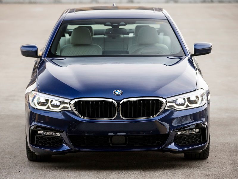 2020 BMW 540i Blue Front ・  Photo by BMW 