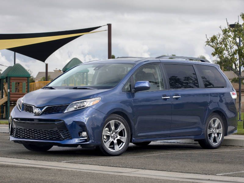 2018 Toyota Sienna SE front profile ・  Photo by Toyota 