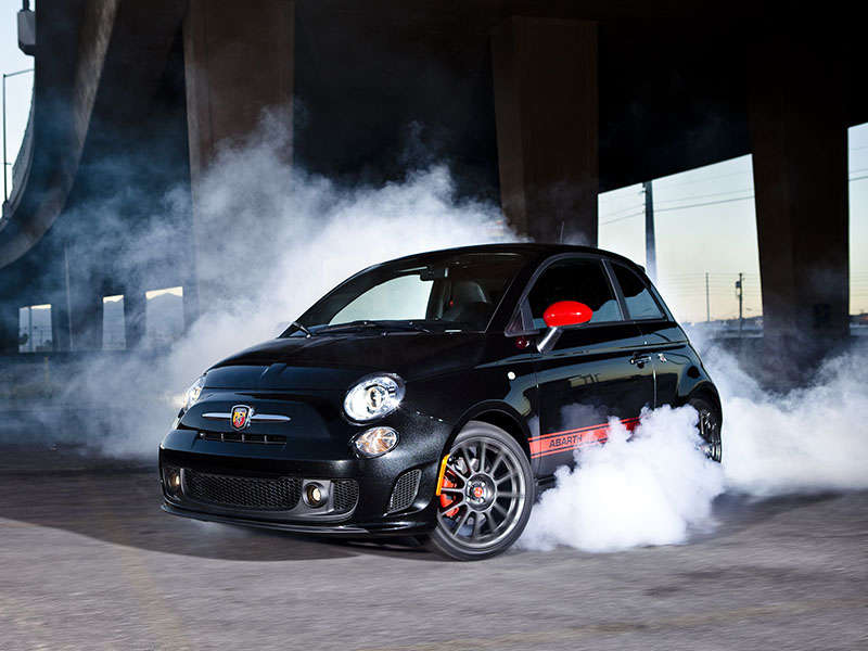 Fiat 500 Abarth smoke ・  Photo by Chrysler 