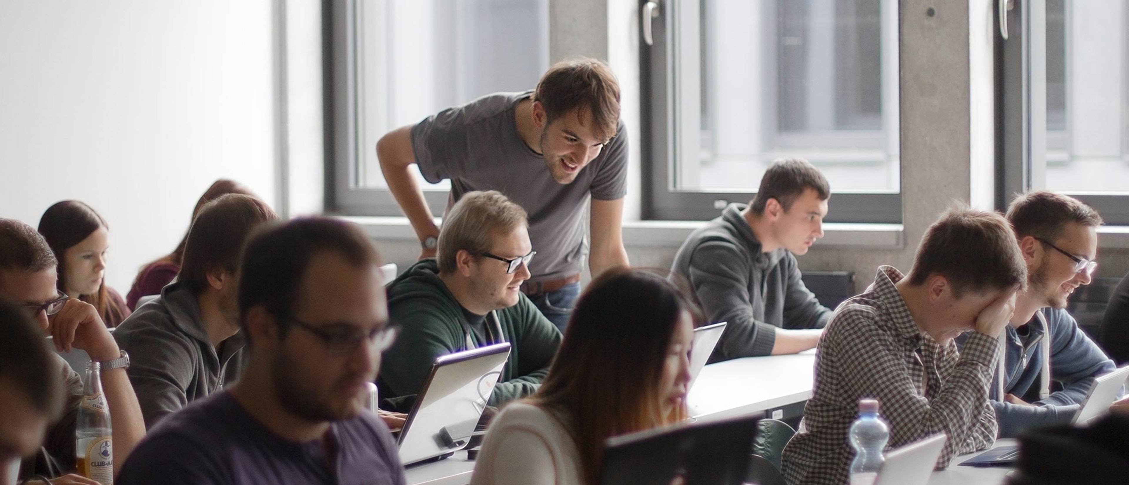 A large group of students with trainer Johannes Ewald during a TypeScript workshop