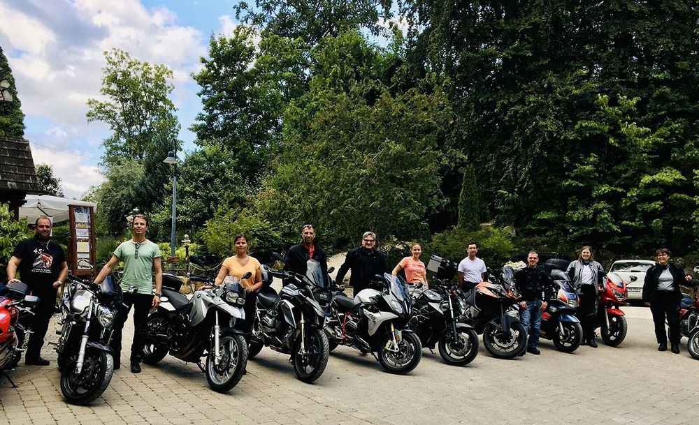 Gruppenfoto mit den Motorrädern