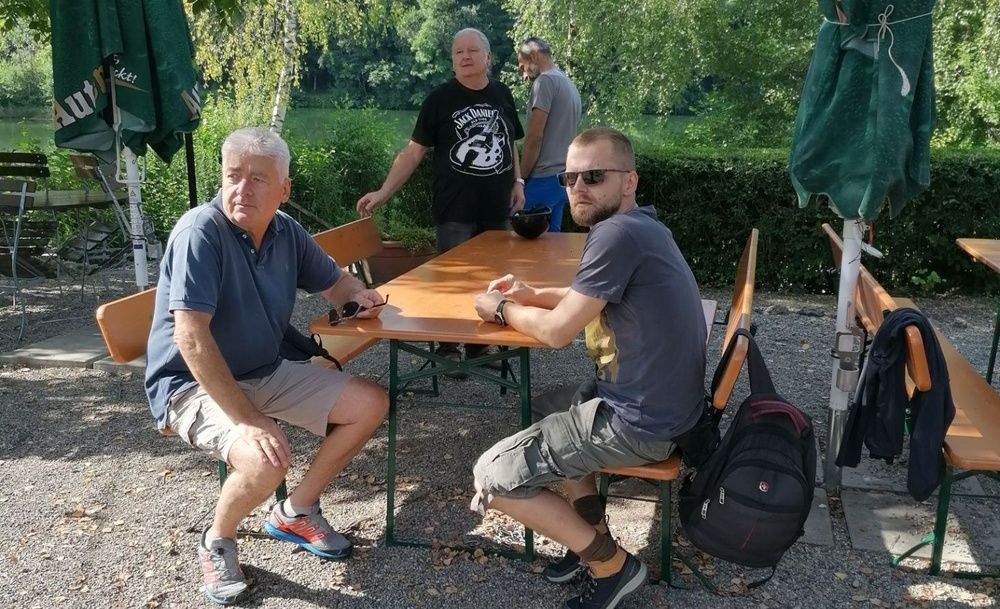 Männer sitzen auf der Bierbank