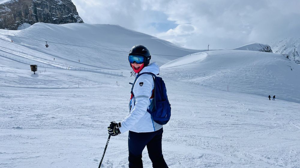 Eine BUSSE-Mitarbeiterin auf Ski dreht sich zum Fotografierenden um und lacht in die Kamera.